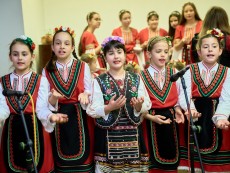 На седянка „Бабо, попей ми” внучета и баби празнуваха Бабинден