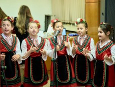 На седянка „Бабо, попей ми” внучета и баби празнуваха Бабинден