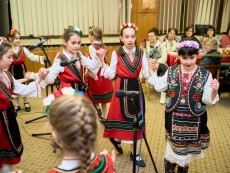 На седянка „Бабо, попей ми” внучета и баби празнуваха Бабинден