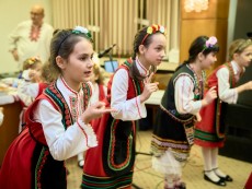 На седянка „Бабо, попей ми” внучета и баби празнуваха Бабинден