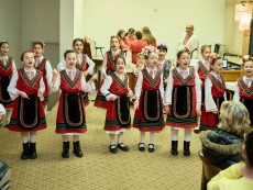 На седянка „Бабо, попей ми” внучета и баби празнуваха Бабинден