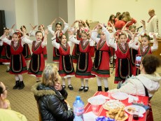На седянка „Бабо, попей ми” внучета и баби празнуваха Бабинден