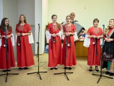На седянка „Бабо, попей ми” внучета и баби празнуваха Бабинден
