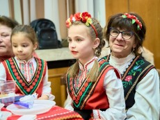 На седянка „Бабо, попей ми” внучета и баби празнуваха Бабинден