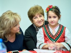 На седянка „Бабо, попей ми” внучета и баби празнуваха Бабинден
