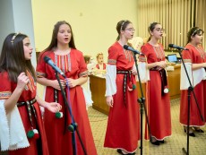 На седянка „Бабо, попей ми” внучета и баби празнуваха Бабинден