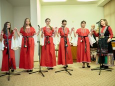 На седянка „Бабо, попей ми” внучета и баби празнуваха Бабинден