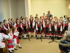 На седянка „Бабо, попей ми” внучета и баби празнуваха Бабинден