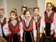 На седянка „Бабо, попей ми” внучета и баби празнуваха Бабинден