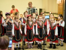 На седянка „Бабо, попей ми” внучета и баби празнуваха Бабинден