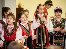 На седянка „Бабо, попей ми” внучета и баби празнуваха Бабинден