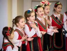На седянка „Бабо, попей ми” внучета и баби празнуваха Бабинден