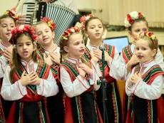 На седянка „Бабо, попей ми” внучета и баби празнуваха Бабинден