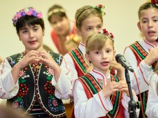 На седянка „Бабо, попей ми” внучета и баби празнуваха Бабинден