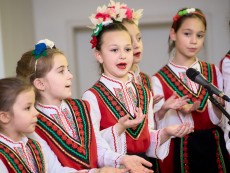 На седянка „Бабо, попей ми” внучета и баби празнуваха Бабинден