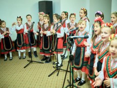 На седянка „Бабо, попей ми” внучета и баби празнуваха Бабинден