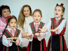 На седянка „Бабо, попей ми” внучета и баби празнуваха Бабинден
