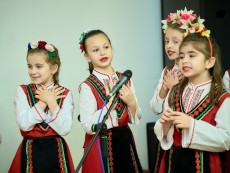 На седянка „Бабо, попей ми” внучета и баби празнуваха Бабинден