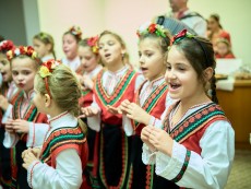 На седянка „Бабо, попей ми” внучета и баби празнуваха Бабинден