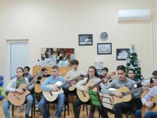 Коледният концерт с китара и тамбура – виртуозност от традиция и новаторство
