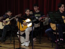 Великденски благослов с китара и тамбура