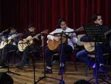 Великденски благослов с китара и тамбура