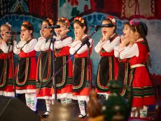 Коледна палитра с песни – благослов, концерт с послание от „Шарени цветенца”