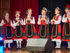 Коледна палитра с песни – благослов, концерт с послание от „Шарени цветенца”