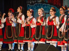 Коледна палитра с песни – благослов, концерт с послание от „Шарени цветенца”