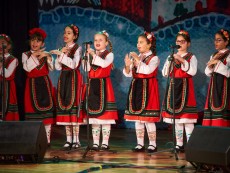 Коледна палитра с песни – благослов, концерт с послание от „Шарени цветенца”