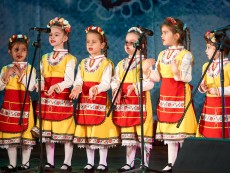 Коледна палитра с песни – благослов, концерт с послание от „Шарени цветенца”
