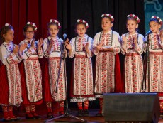 Коледна палитра с песни – благослов, концерт с послание от „Шарени цветенца”