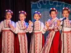 Коледна палитра с песни – благослов, концерт с послание от „Шарени цветенца”
