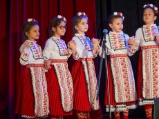 Коледна палитра с песни – благослов, концерт с послание от „Шарени цветенца”
