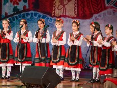 Коледна палитра с песни – благослов, концерт с послание от „Шарени цветенца”