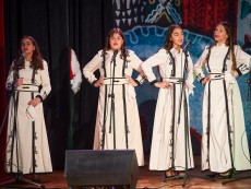Коледна палитра с песни – благослов, концерт с послание от „Шарени цветенца”