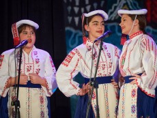 Коледна палитра с песни – благослов, концерт с послание от „Шарени цветенца”