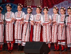 Коледна палитра с песни – благослов, концерт с послание от „Шарени цветенца”