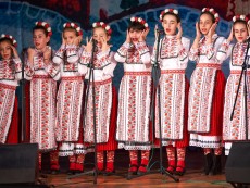 Коледна палитра с песни – благослов, концерт с послание от „Шарени цветенца”