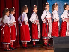 Коледна палитра с песни – благослов, концерт с послание от „Шарени цветенца”