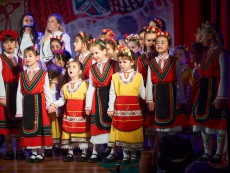 Коледна палитра с песни – благослов, концерт с послание от „Шарени цветенца”