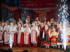 Коледна палитра с песни – благослов, концерт с послание от „Шарени цветенца”