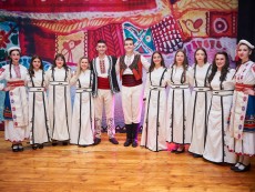 Коледна палитра с песни – благослов, концерт с послание от „Шарени цветенца”