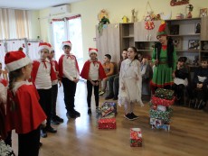 Театър с коледен дух от деца за деца с увреждания