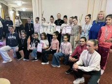 Балерините с купи, медали и дипломи от националния конкурс „Танцова въртележка 2025”