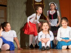 Пълна зала аплодира премиерата на „Вълкът и седемте козлета”
