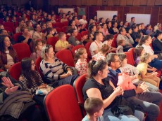 Пълна зала аплодира премиерата на „Вълкът и седемте козлета”