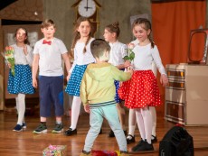 Пълна зала аплодира премиерата на „Вълкът и седемте козлета”
