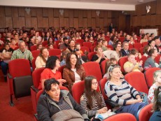 Пълна зала аплодира премиерата на „Вълкът и седемте козлета”