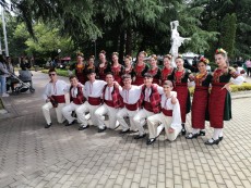 Хора виха на мегдана в Казанлък наши родолюбиви деца и курсисти